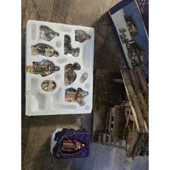 VINTAGE HOLIDAY TIME 11 PIECE PORCELAIN NATIVITY SET Still In Box - Picture 5 of 5